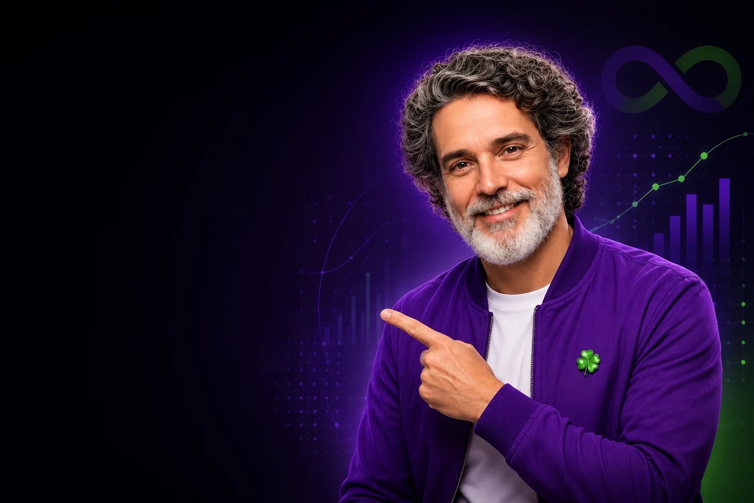 Zé da Loto, apresentador digital do Lotociclo, apontando para a assinatura da marca